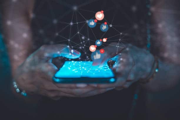 jeune avec téléphone dans les mains et emoji cœur et pouce bleu